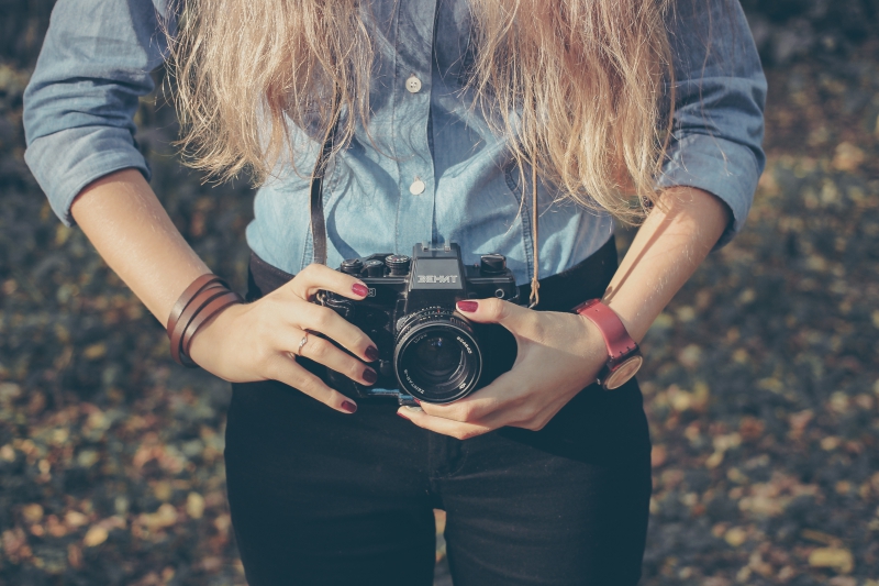 photographe-ROQUEFORT LES PINS-min_hand-person-girl-woman-camera-photography-614-pxhere.com