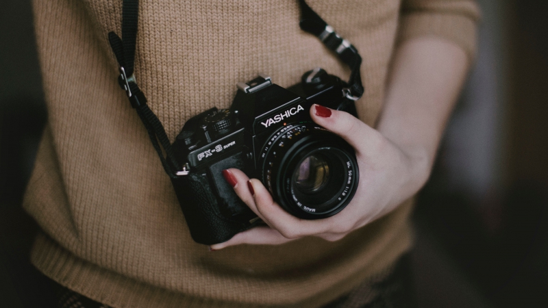 photographe-ROQUEFORT LES PINS-min_woman-camera-photography-photographer-slr-dslr-319-pxhere.com